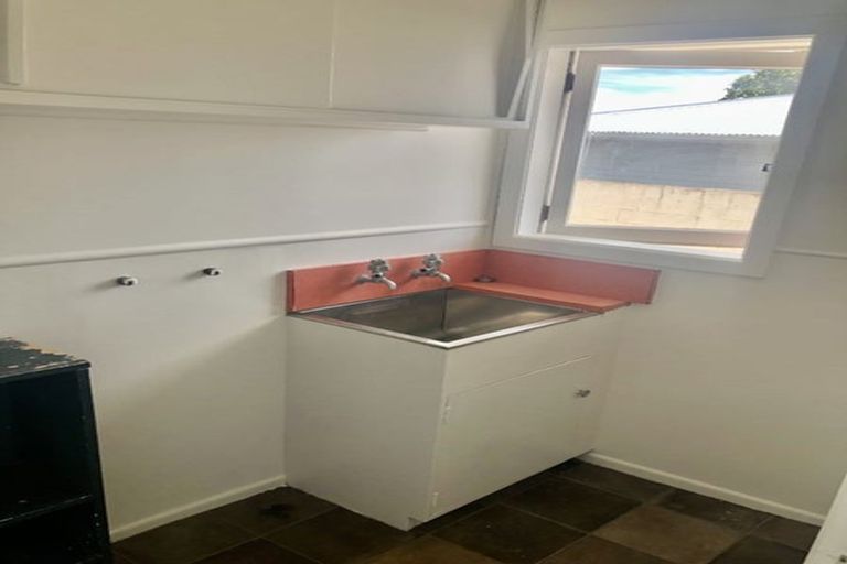 Photo of property in 40 Flanshaw Road, Te Atatu South, Auckland, 0610