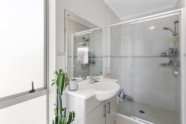 Photo of property in 30 Vanderbilt Parade, Albany, Auckland, 0632