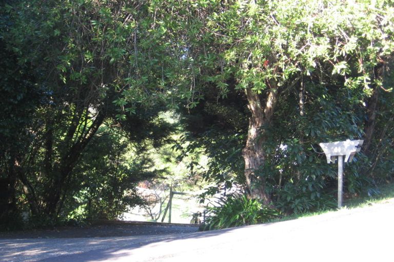 Photo of property in 1 Tawini Road, Titirangi, Auckland, 0604