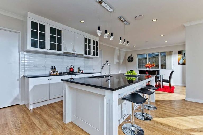 Photo of property in 60 Huntington Park Drive, Greenhithe, Auckland, 0632