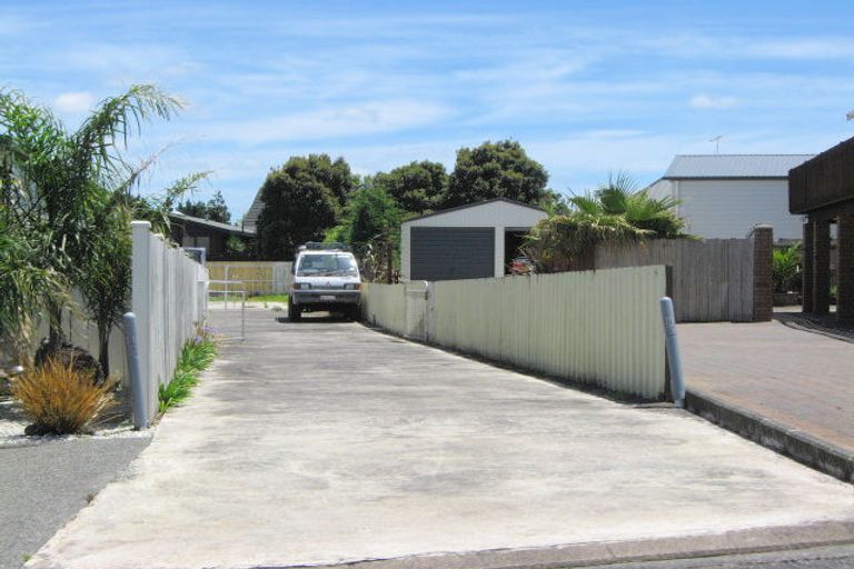 Photo of property in 2 Vela Place, Clarks Beach, 2122