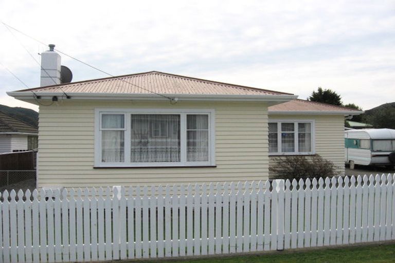 Photo of property in 4 Dunn Street, Wainuiomata, Lower Hutt, 5014