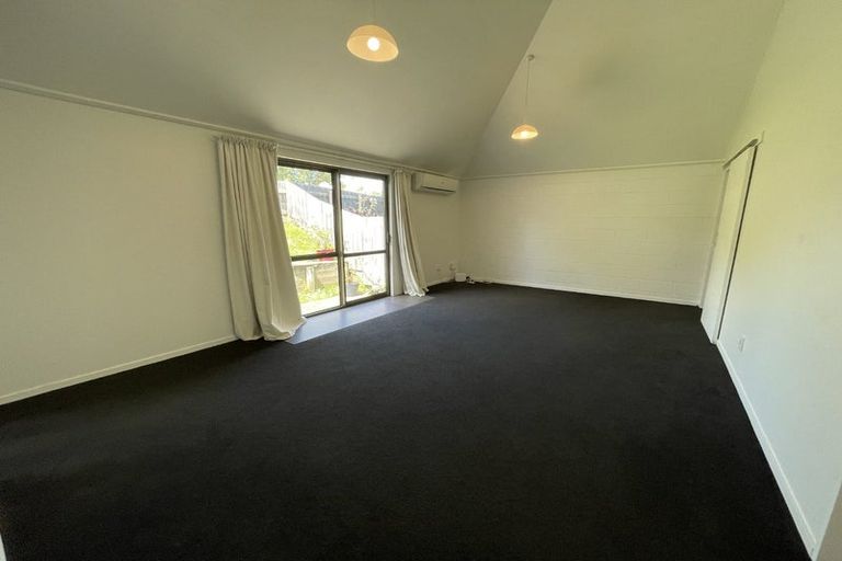 Photo of property in 152 Akaroa Drive, Maupuia, Wellington, 6022