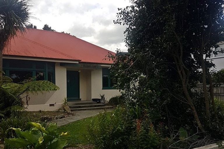 Photo of property in 31 Pahiatua Street, Hokowhitu, Palmerston North, 4410