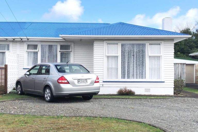 Photo of property in 19 Karaka Crescent, Levin, 5510