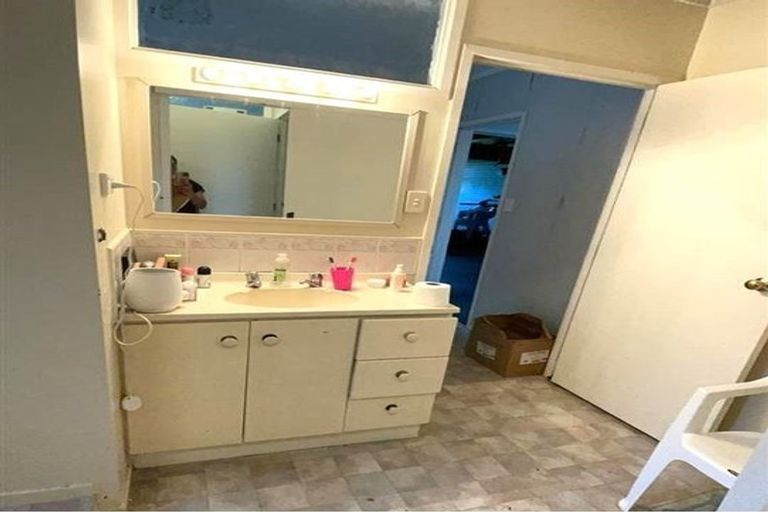 Photo of property in 35 Kirby Street, Glendene, Auckland, 0602