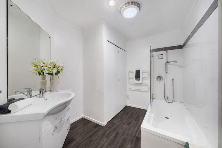 Photo of property in 4/15 Harbour View Road, Te Atatu Peninsula, Auckland, 0610