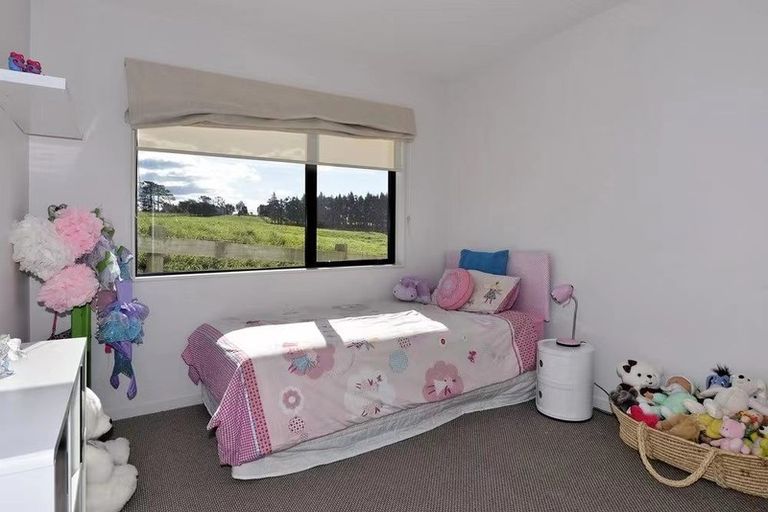 Photo of property in 83 Lake Panorama Drive, Henderson Valley, Auckland, 0612