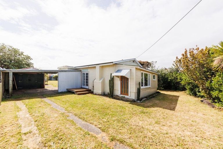 Photo of property in 19 Beach Street, Tangimoana, 4822