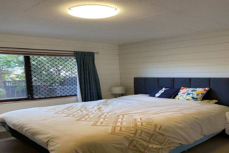 Photo of property in 2/11 Heather Place, Sunnynook, Auckland, 0620