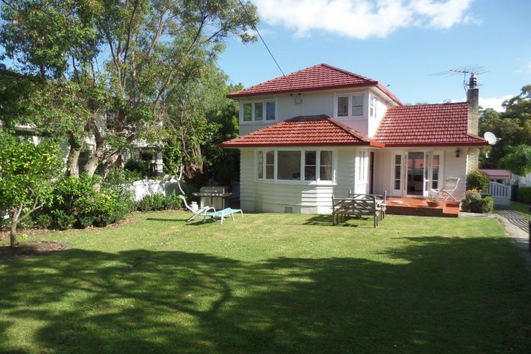 Photo of property in 27 Belle Vue Avenue, Northcote Point, Auckland, 0627