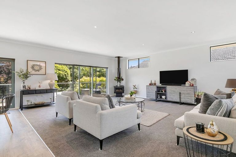 Photo of property in 12 Dowling Grove, Silverstream, Upper Hutt, 5019