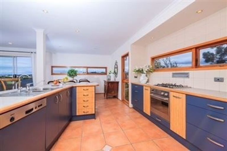 Photo of property in 6 Shearwater Rise, Rothesay Bay, Auckland, 0630