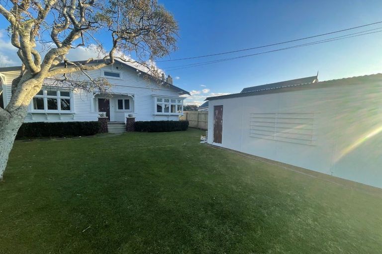 Photo of property in 40 Waiwaka Terrace, Strandon, New Plymouth, 4312