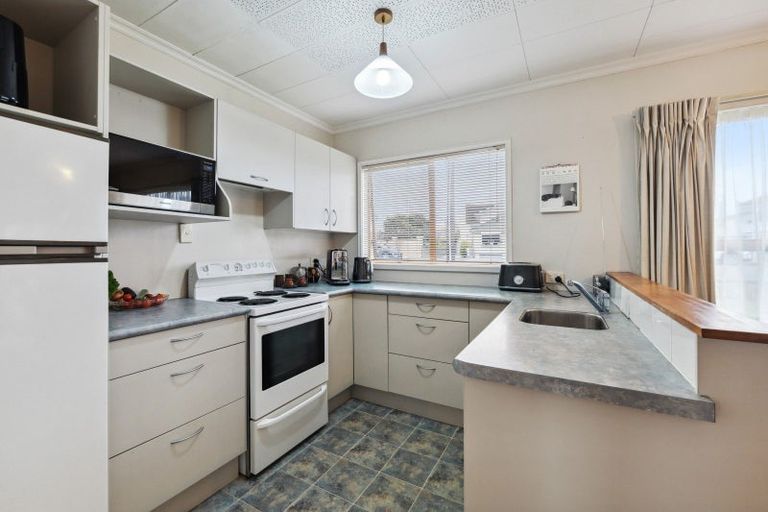 Photo of property in 37 Birdwood Avenue, Moturoa, New Plymouth, 4310