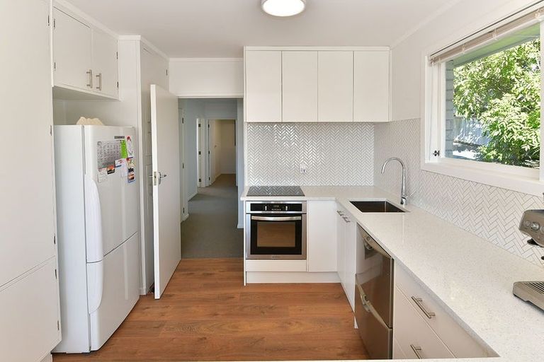 Photo of property in 2/8 Folkestone Street, Murrays Bay, Auckland, 0630