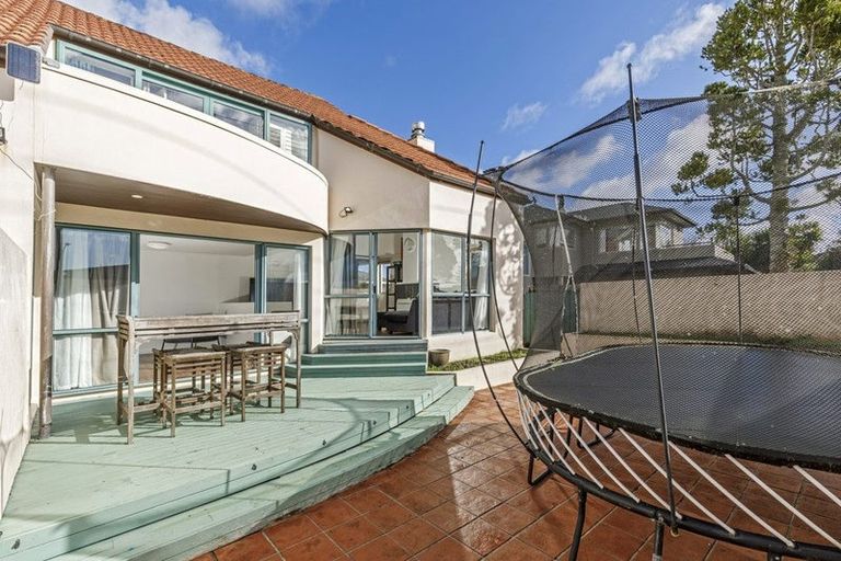 Photo of property in 1/208 East Coast Road, Forrest Hill, Auckland, 0620