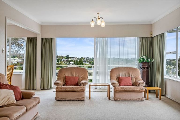 Photo of property in 20 Chivalry Road, Glenfield, Auckland, 0629