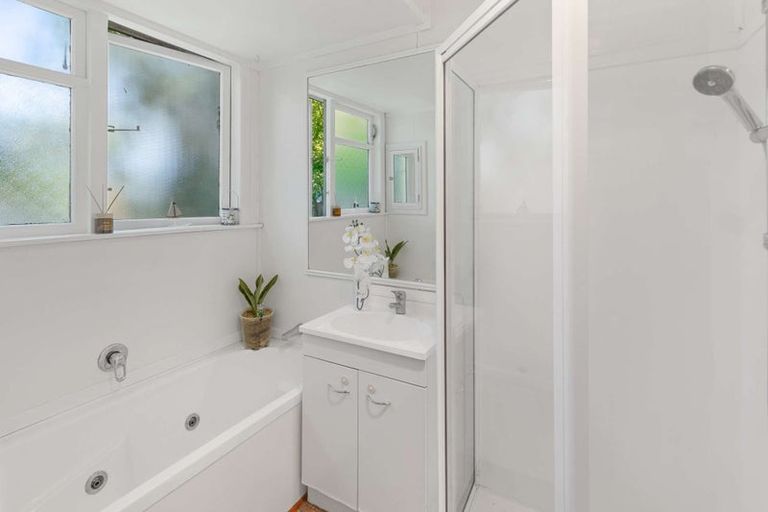 Photo of property in 4 Crewe Crescent, Hokowhitu, Palmerston North, 4410