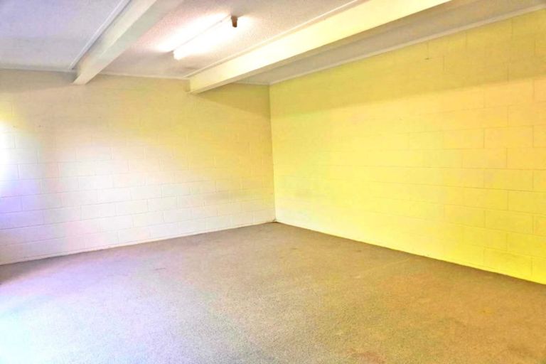 Photo of property in 71 Chivalry Road, Glenfield, Auckland, 0629