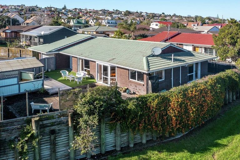 Photo of property in 1/75 Aviemore Drive, Highland Park, Auckland, 2010