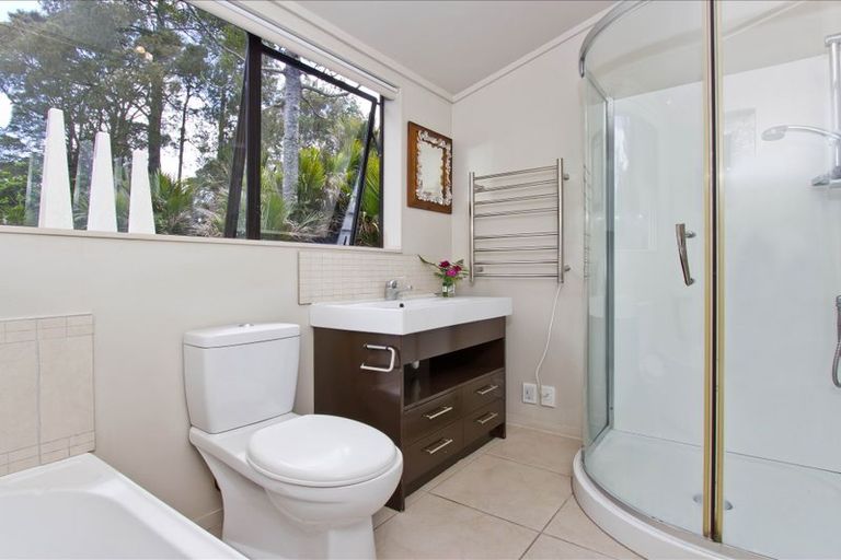 Photo of property in 33 Hollywood Avenue, Titirangi, Auckland, 0604