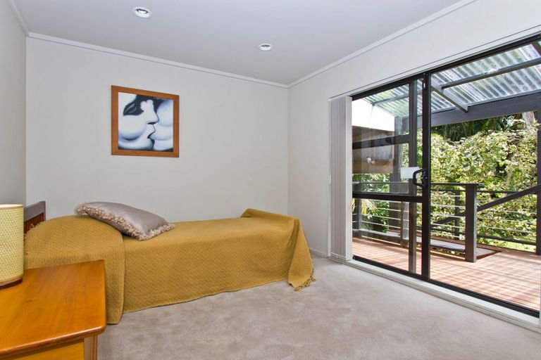 Photo of property in 33 Hollywood Avenue, Titirangi, Auckland, 0604