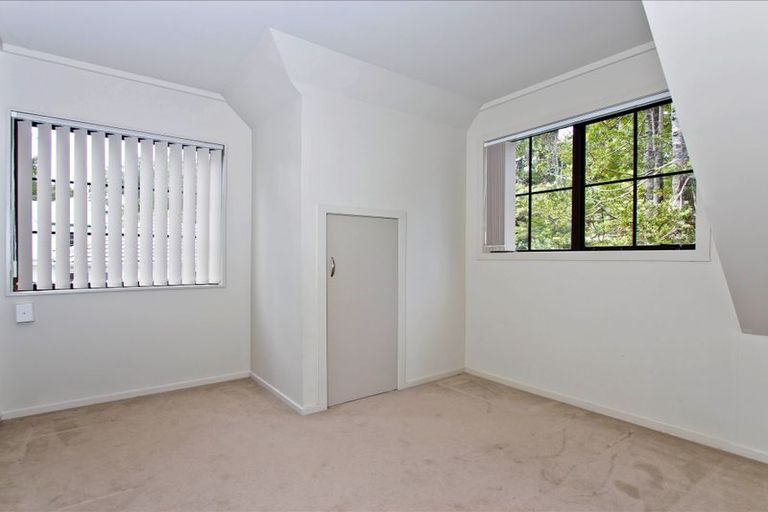 Photo of property in 33 Hollywood Avenue, Titirangi, Auckland, 0604