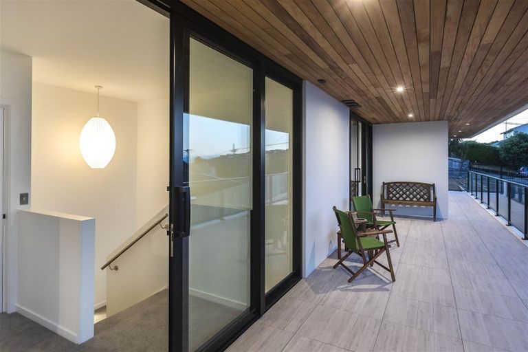 Photo of property in 73 Moncks Spur Road, Redcliffs, Christchurch, 8081