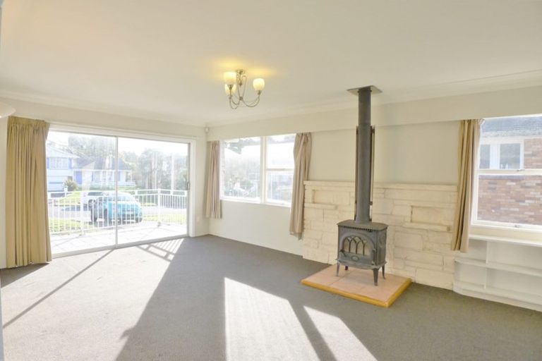 Photo of property in 1 Iorangi Place, Hillpark, Auckland, 2102