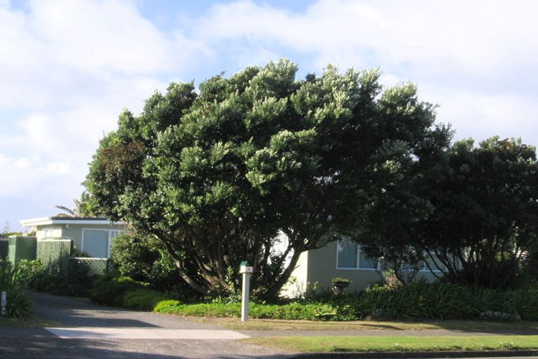 Photo of property in 5 Eruini Street, Waikanae Beach, Waikanae, 5036
