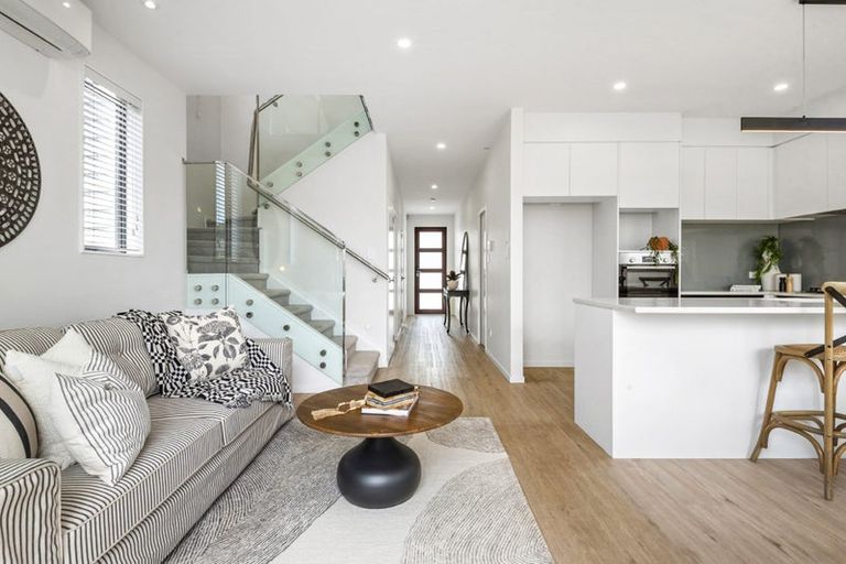 Photo of property in 49a Meadowood Drive, Unsworth Heights, Auckland, 0632