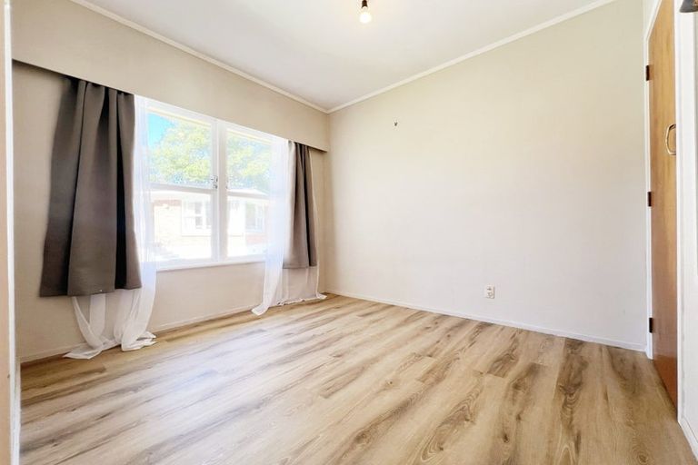 Photo of property in 2/53 Ayton Drive, Totara Vale, Auckland, 0629