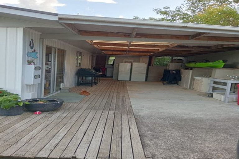 Photo of property in 82 Howard Road, Orere Point, Papakura, 2585