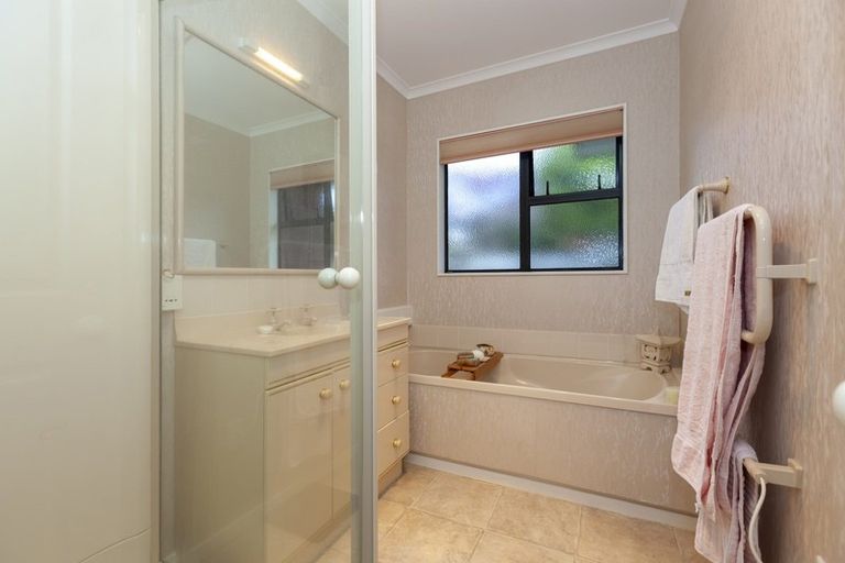 Photo of property in 8 Cranbrook Grove, Waikanae, 5036