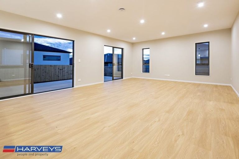 Photo of property in 12 Twin Parks Rise, Papakura, 2110