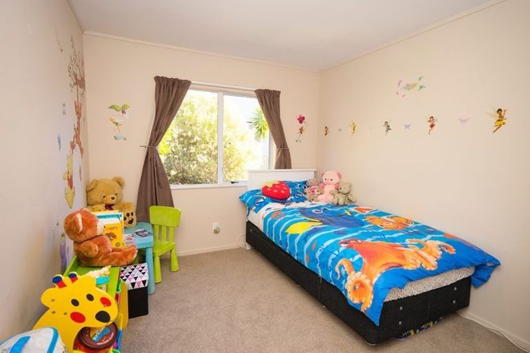 Photo of property in 68 Trias Road, Totara Vale, Auckland, 0629
