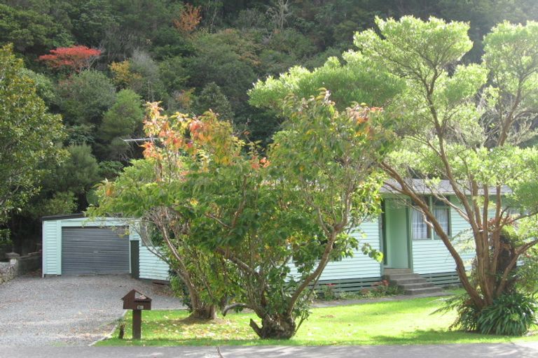 Photo of property in 104 Pinehaven Road, Pinehaven, Upper Hutt, 5019