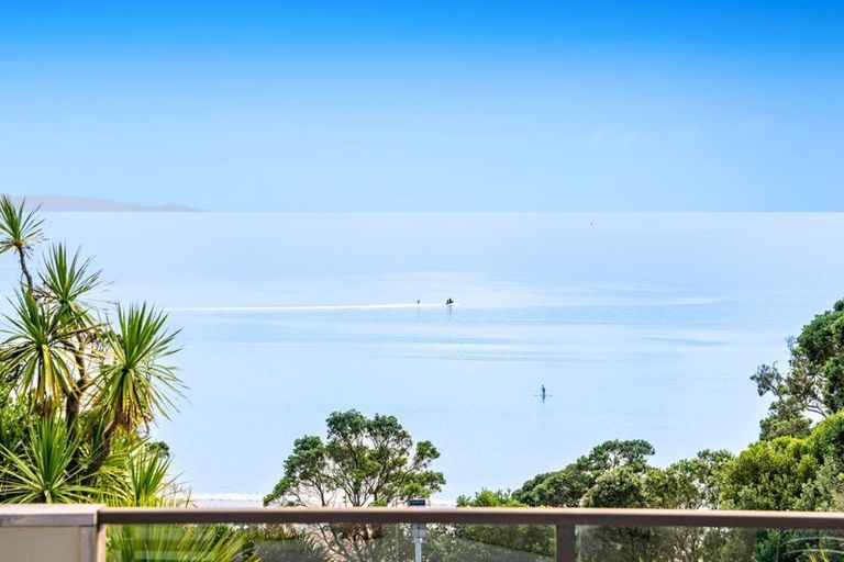 Photo of property in 10 Chelverton Terrace, Red Beach, 0932