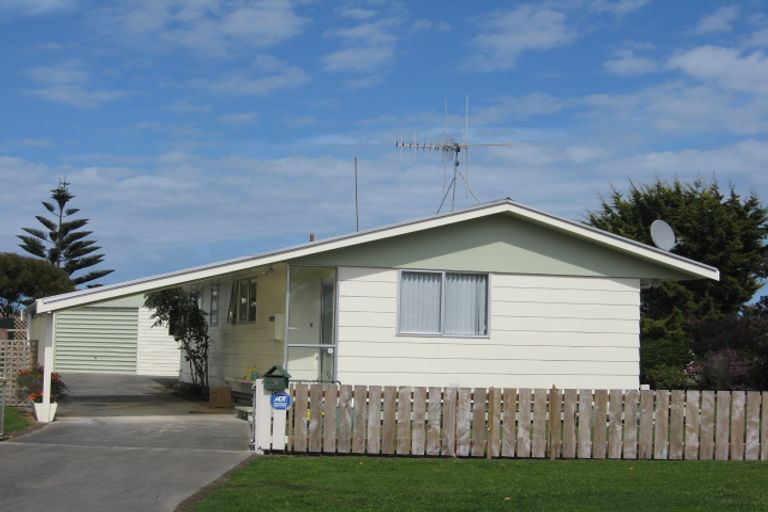Photo of property in 28 Tongariro Street, Castlecliff, Whanganui, 4501