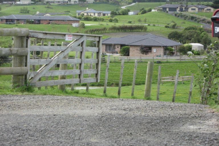 Photo of property in 215 Oraha Road, Kumeu, 0892