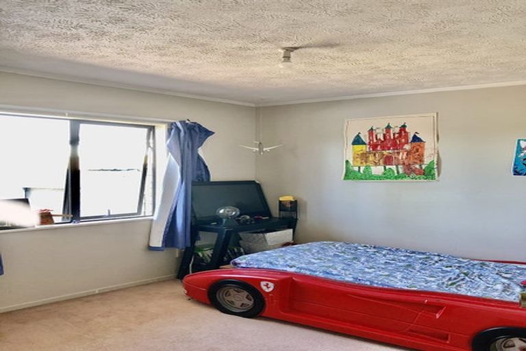 Photo of property in 2/19 Sandgate Avenue, Botany Downs, Auckland, 2010