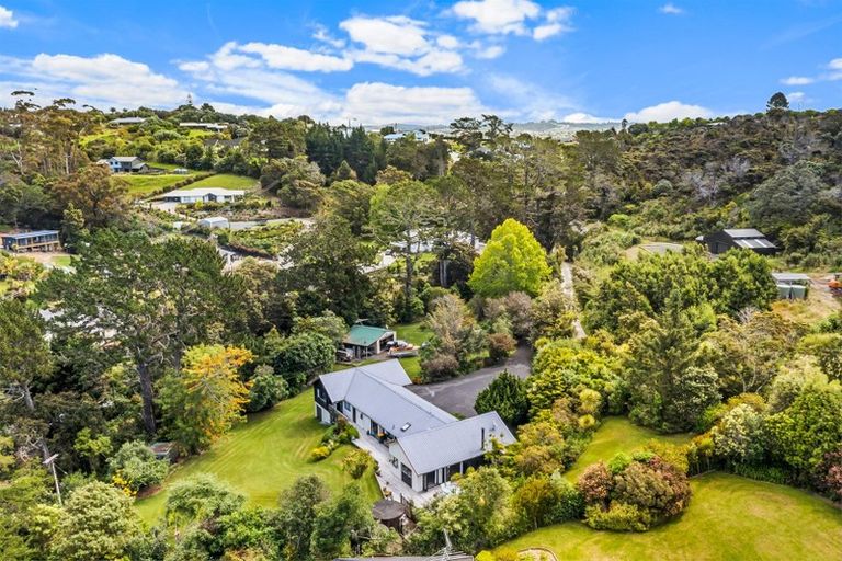 Photo of property in 12 Hobbs Road, Matakatia, Whangaparaoa, 0930