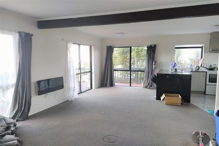 Photo of property in 1/20 Cassandra Grove, Totara Vale, Auckland, 0629