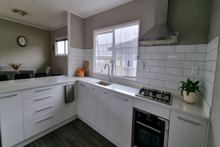 Photo of property in 17 Barbados Drive, Unsworth Heights, Auckland, 0632