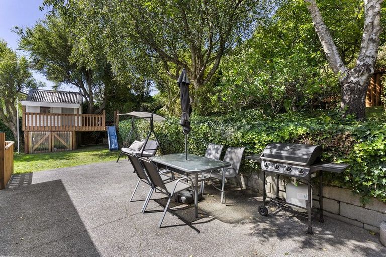 Photo of property in 39 Taylor Terrace, Tawa, Wellington, 5028