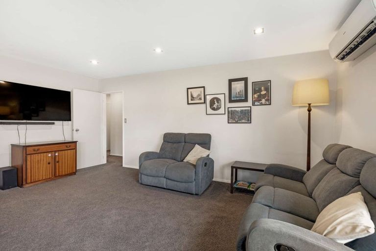 Photo of property in 17 Woburn Place, Takaro, Palmerston North, 4412