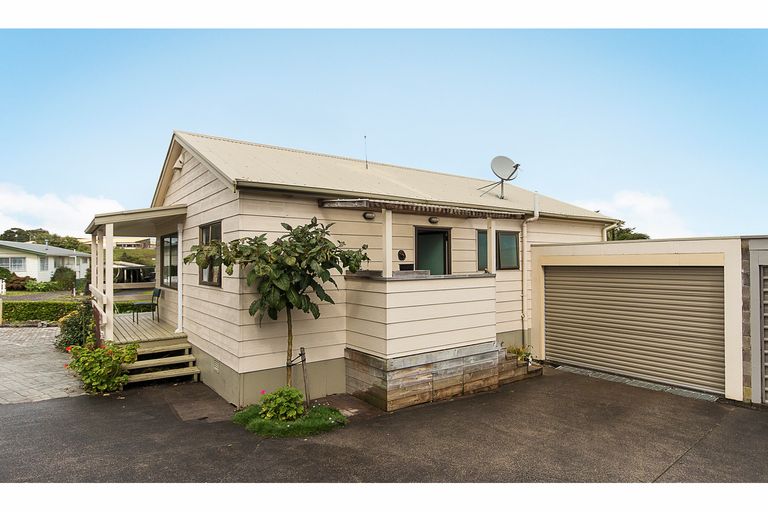 Photo of property in 4a Fernleigh Avenue, Waiuku, 2123