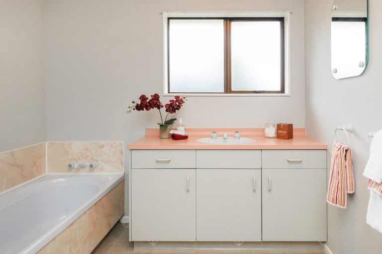 Photo of property in 22 Colonial Place, Kelvin Grove, Palmerston North, 4414