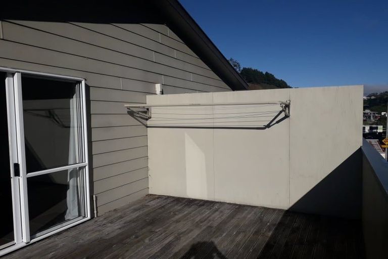 Photo of property in 64 Newlands Road, Newlands, Wellington, 6037